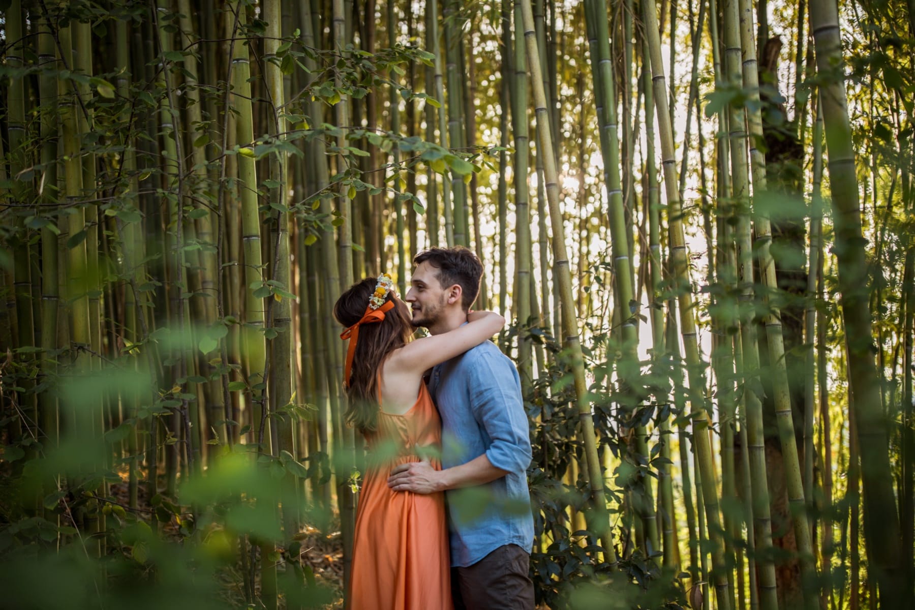 Coppia in una foresta di bambù