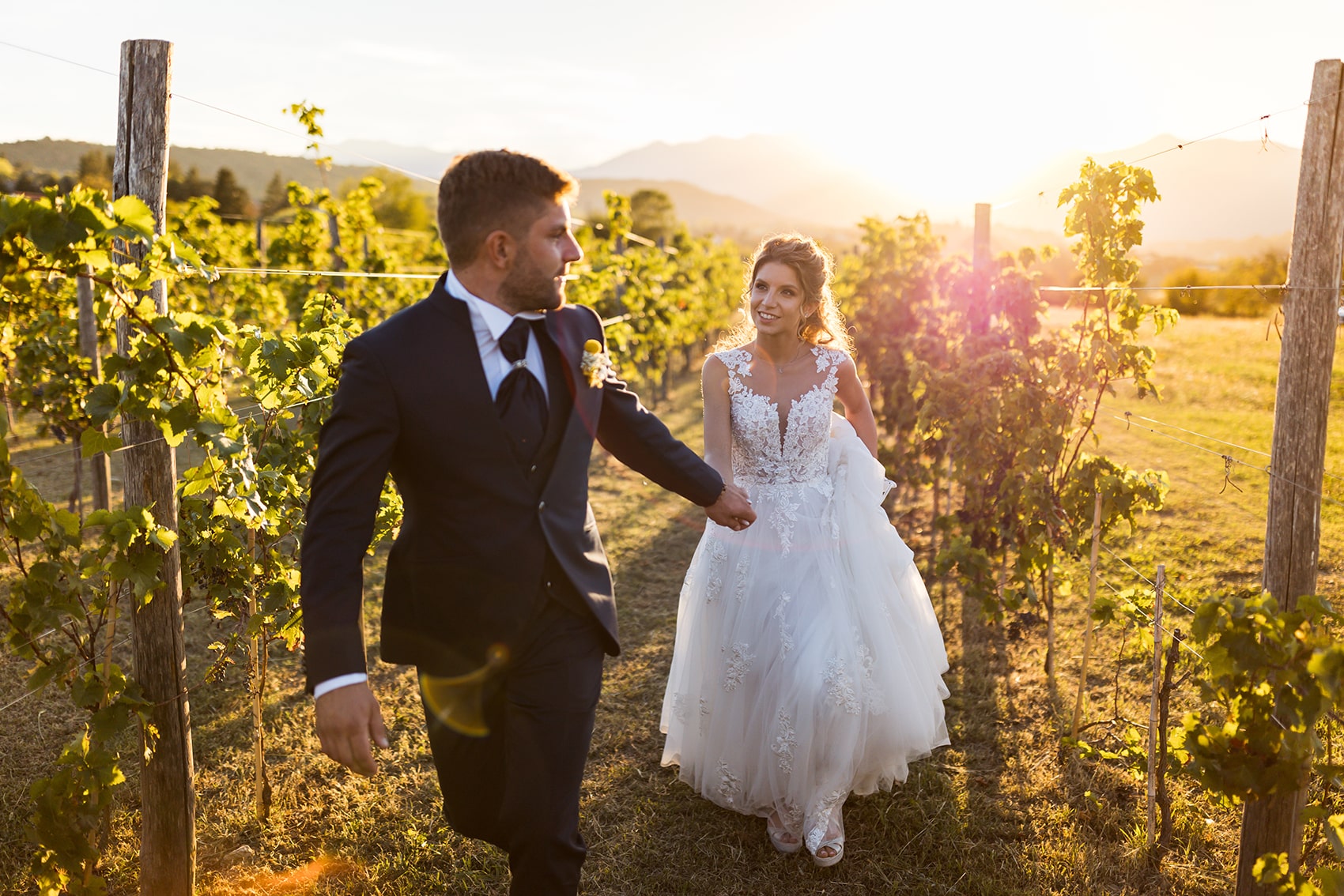 Sposi nelle vigne al tramonto in Piemonte