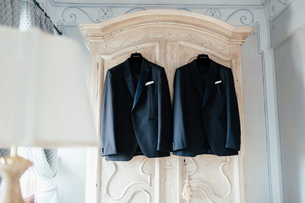 Un matrimonio gay a Borgo Roccanivo, nel cuore del Monferrato: dettagli raffinati, una cantina spettacolare e una festa indimenticabile. Fotografo Edoardo Giorio