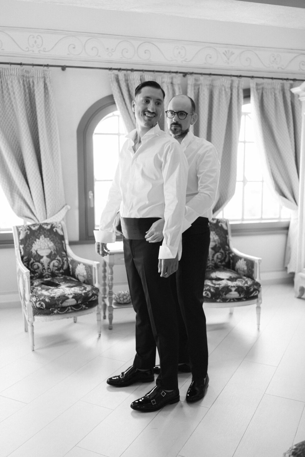 Un matrimonio gay a Borgo Roccanivo, nel cuore del Monferrato: dettagli raffinati, una cantina spettacolare e una festa indimenticabile. Fotografo Edoardo Giorio