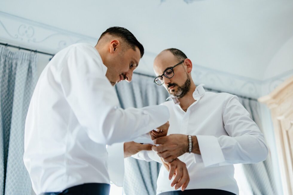 Un matrimonio gay a Borgo Roccanivo, nel cuore del Monferrato: dettagli raffinati, una cantina spettacolare e una festa indimenticabile. Fotografo Edoardo Giorio