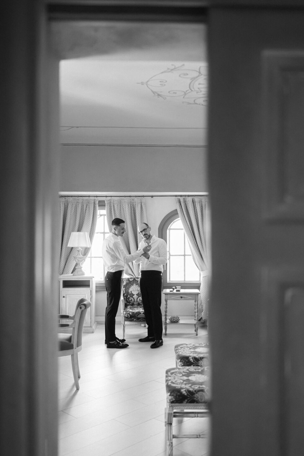 Un matrimonio gay a Borgo Roccanivo, nel cuore del Monferrato: dettagli raffinati, una cantina spettacolare e una festa indimenticabile. Fotografo Edoardo Giorio