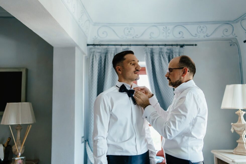 Un matrimonio gay a Borgo Roccanivo, nel cuore del Monferrato: dettagli raffinati, una cantina spettacolare e una festa indimenticabile. Fotografo Edoardo Giorio