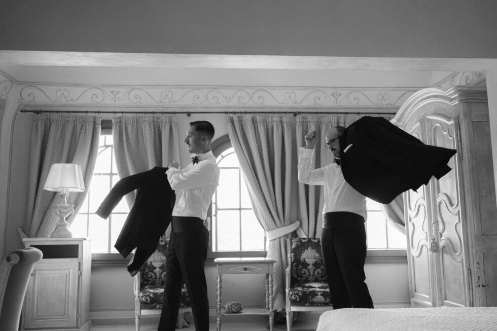 Un matrimonio gay a Borgo Roccanivo, nel cuore del Monferrato: dettagli raffinati, una cantina spettacolare e una festa indimenticabile. Fotografo Edoardo Giorio