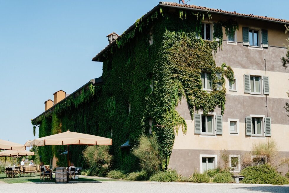 Wedding at Villa Sparina Resort: Italian charm, Gavi vineyards, and impeccable services for Swiss couples dreaming of a refined celebration in Piemonte. Photographer Edoardo Giorio