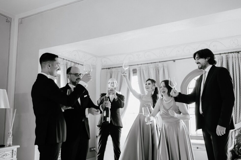 Un matrimonio gay a Borgo Roccanivo, nel cuore del Monferrato: dettagli raffinati, una cantina spettacolare e una festa indimenticabile. Fotografo Edoardo Giorio