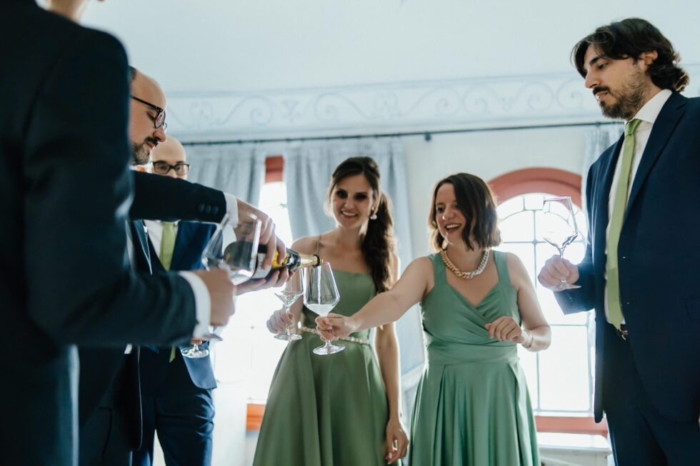 Un matrimonio gay a Borgo Roccanivo, nel cuore del Monferrato: dettagli raffinati, una cantina spettacolare e una festa indimenticabile. Fotografo Edoardo Giorio