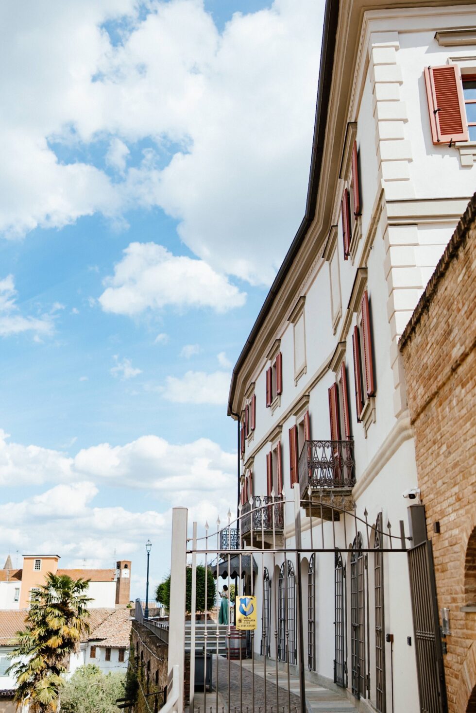 Un matrimonio gay a Borgo Roccanivo, nel cuore del Monferrato: dettagli raffinati, una cantina spettacolare e una festa indimenticabile. Fotografo Edoardo Giorio