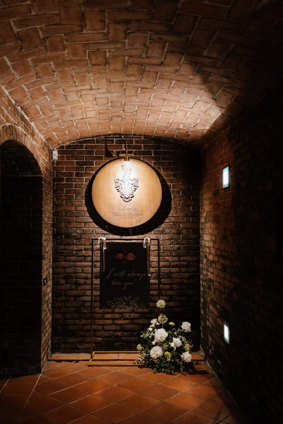 Un matrimonio gay a Borgo Roccanivo, nel cuore del Monferrato: dettagli raffinati, una cantina spettacolare e una festa indimenticabile. Fotografo Edoardo Giorio