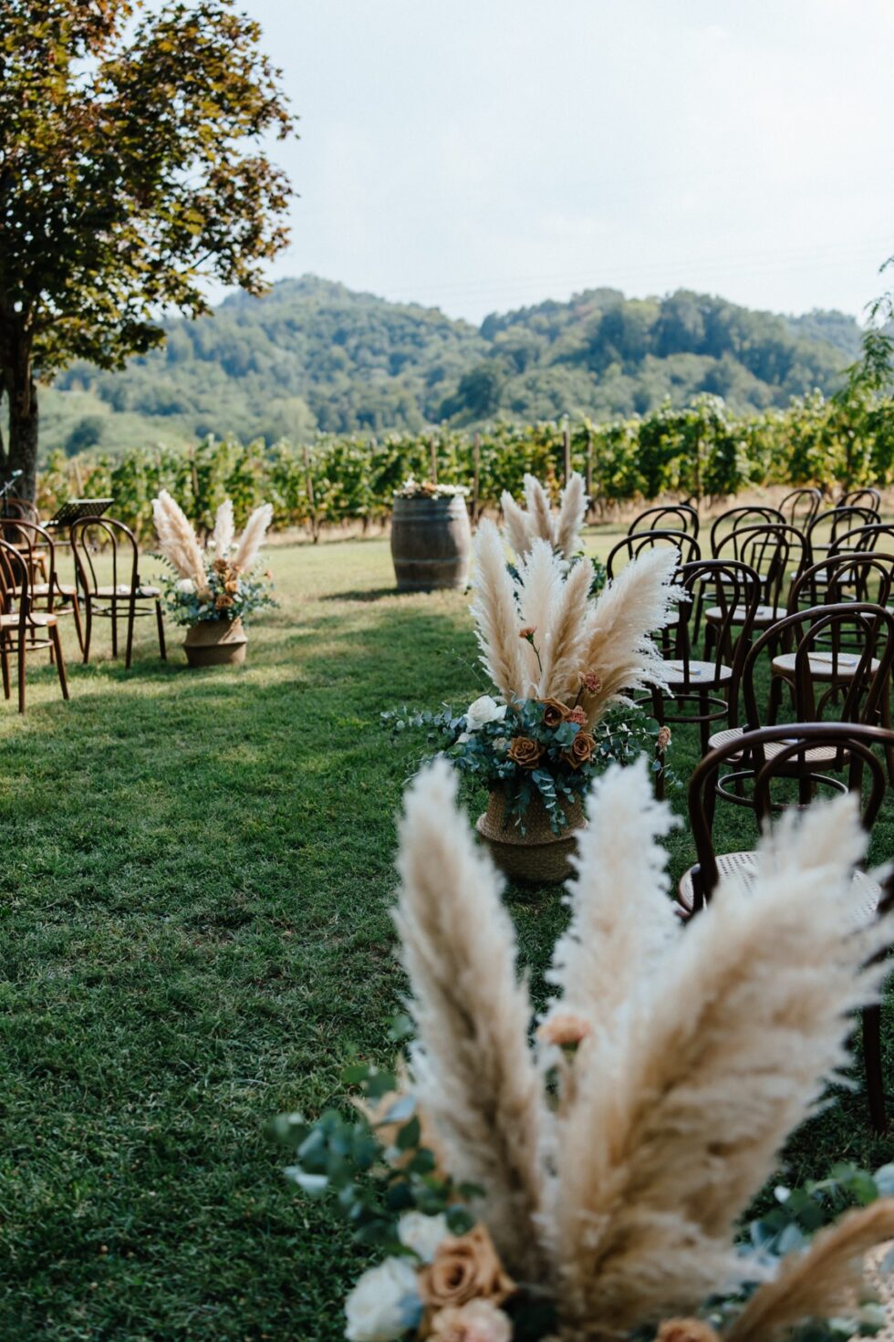 Wedding at Villa Sparina Resort: Italian charm, Gavi vineyards, and impeccable services for Swiss couples dreaming of a refined celebration in Piemonte. Photographer Edoardo Giorio