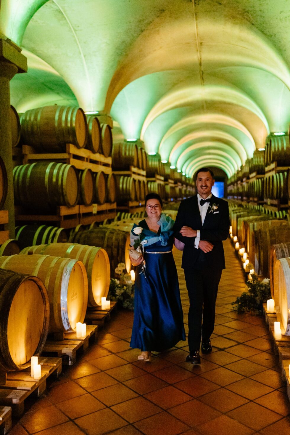 Un matrimonio gay a Borgo Roccanivo, nel cuore del Monferrato: dettagli raffinati, una cantina spettacolare e una festa indimenticabile. Fotografo Edoardo Giorio