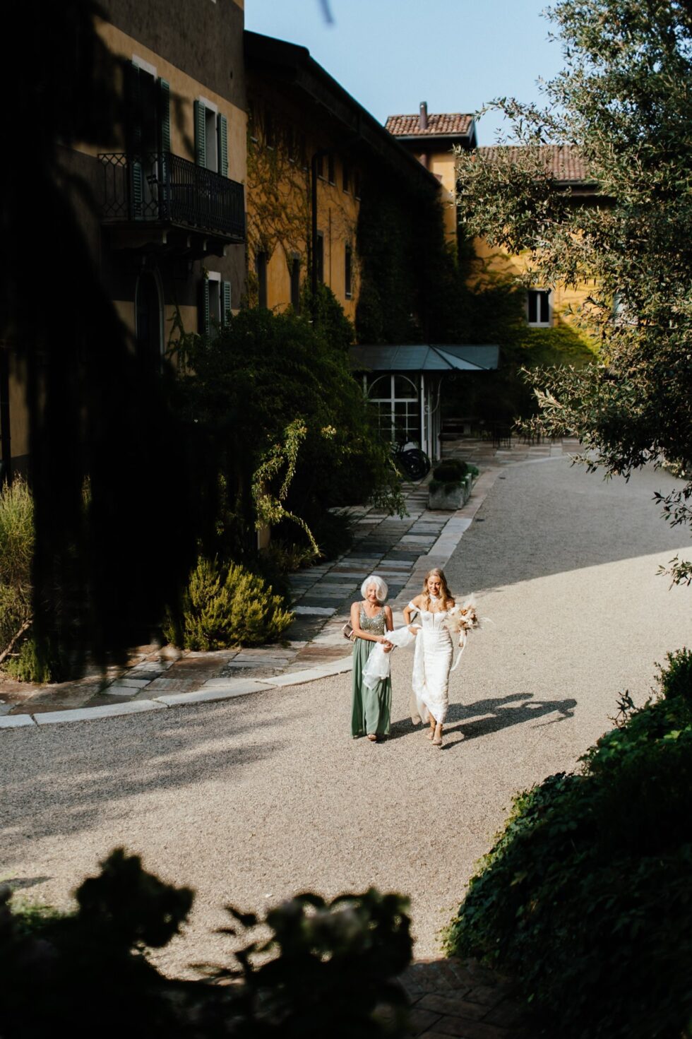 Wedding at Villa Sparina Resort: Italian charm, Gavi vineyards, and impeccable services for Swiss couples dreaming of a refined celebration in Piemonte. Photographer Edoardo Giorio
