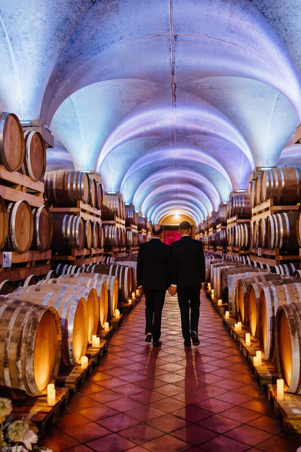 Un matrimonio gay a Borgo Roccanivo, nel cuore del Monferrato: dettagli raffinati, una cantina spettacolare e una festa indimenticabile. Fotografo Edoardo Giorio