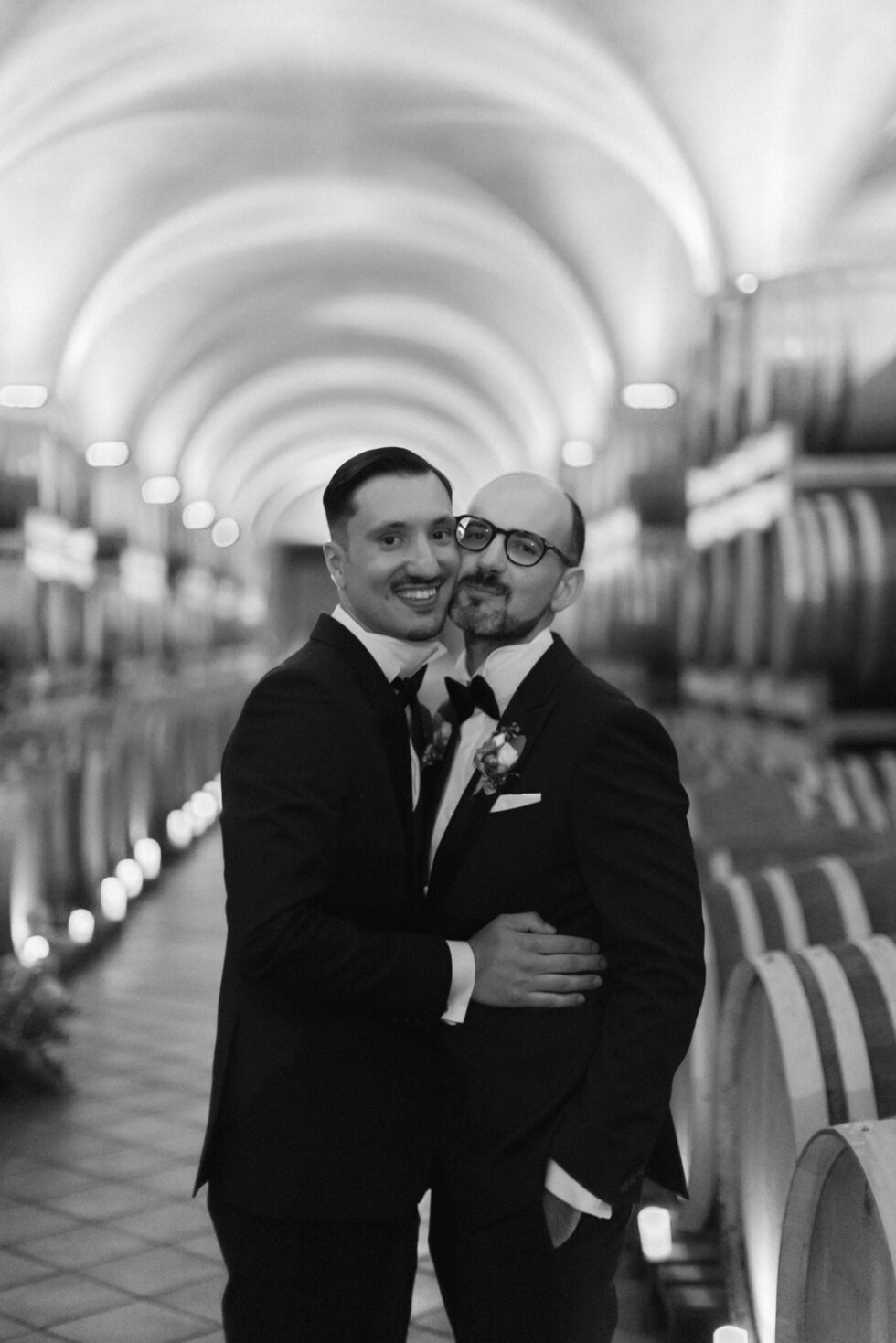 Un matrimonio gay a Borgo Roccanivo, nel cuore del Monferrato: dettagli raffinati, una cantina spettacolare e una festa indimenticabile. Fotografo Edoardo Giorio