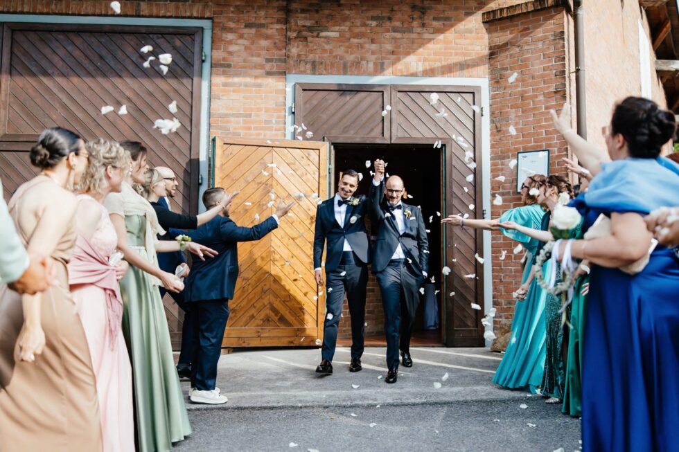 Un matrimonio gay a Borgo Roccanivo, nel cuore del Monferrato: dettagli raffinati, una cantina spettacolare e una festa indimenticabile. Fotografo Edoardo Giorio