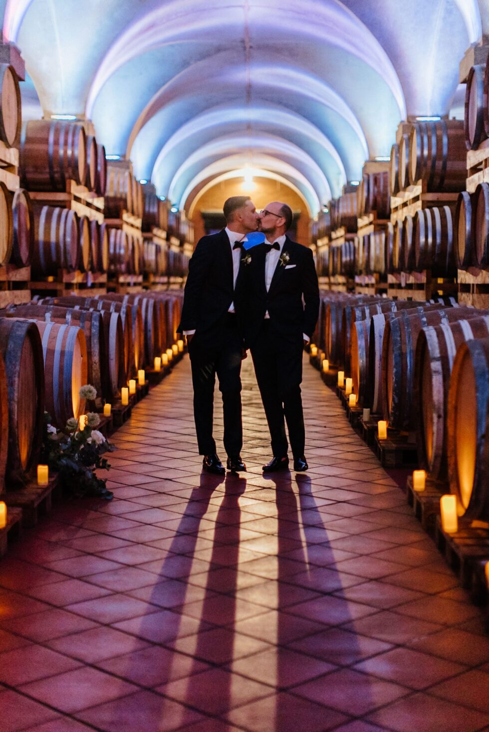 Un matrimonio gay a Borgo Roccanivo, nel cuore del Monferrato: dettagli raffinati, una cantina spettacolare e una festa indimenticabile. Fotografo Edoardo Giorio