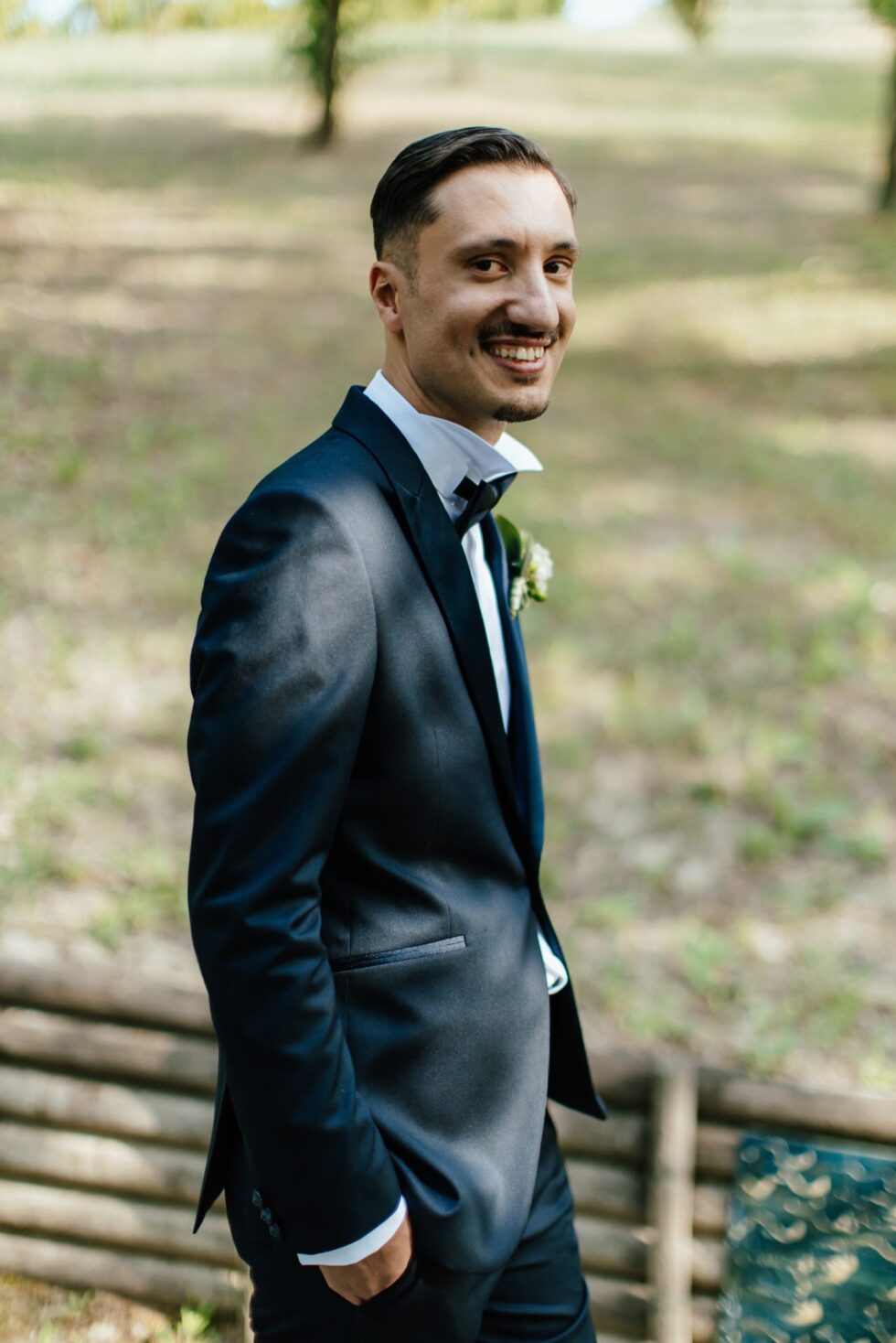 Un matrimonio gay a Borgo Roccanivo, nel cuore del Monferrato: dettagli raffinati, una cantina spettacolare e una festa indimenticabile. Fotografo Edoardo Giorio