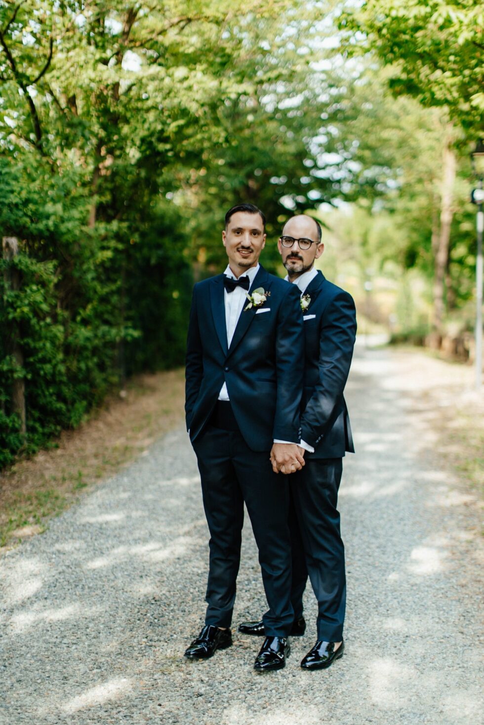 Un matrimonio gay a Borgo Roccanivo, nel cuore del Monferrato: dettagli raffinati, una cantina spettacolare e una festa indimenticabile. Fotografo Edoardo Giorio