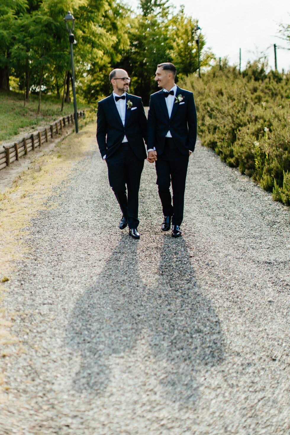 Un matrimonio gay a Borgo Roccanivo, nel cuore del Monferrato: dettagli raffinati, una cantina spettacolare e una festa indimenticabile. Fotografo Edoardo Giorio