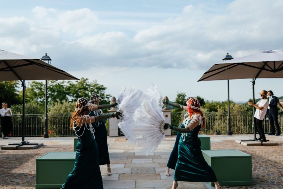 Un matrimonio gay a Borgo Roccanivo, nel cuore del Monferrato: dettagli raffinati, una cantina spettacolare e una festa indimenticabile. Fotografo Edoardo Giorio