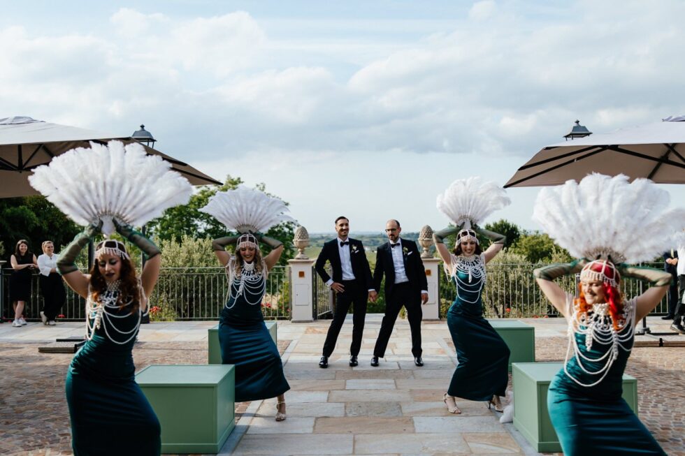 Un matrimonio gay a Borgo Roccanivo, nel cuore del Monferrato: dettagli raffinati, una cantina spettacolare e una festa indimenticabile. Fotografo Edoardo Giorio
