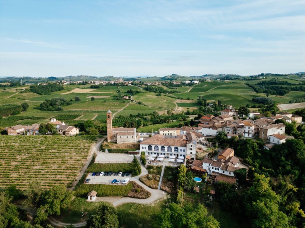 Un matrimonio gay a Borgo Roccanivo, nel cuore del Monferrato: dettagli raffinati, una cantina spettacolare e una festa indimenticabile. Fotografo Edoardo Giorio