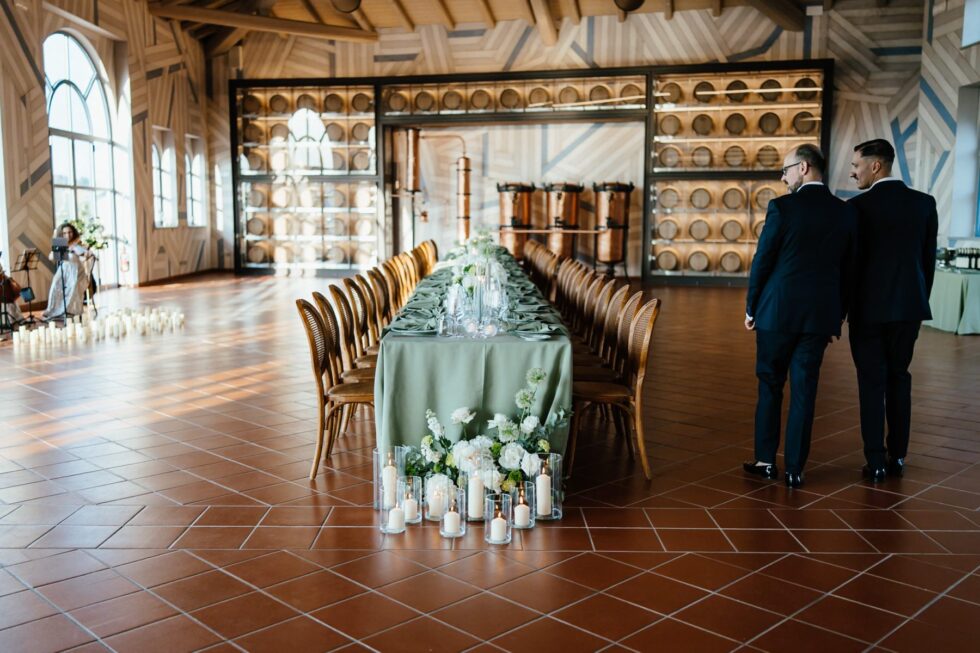 Un matrimonio gay a Borgo Roccanivo, nel cuore del Monferrato: dettagli raffinati, una cantina spettacolare e una festa indimenticabile. Fotografo Edoardo Giorio