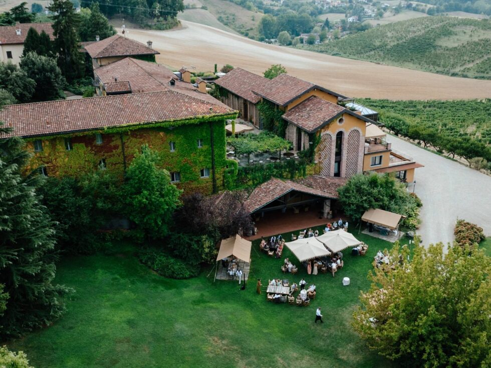 Wedding at Villa Sparina Resort: Italian charm, Gavi vineyards, and impeccable services for Swiss couples dreaming of a refined celebration in Piemonte. Photographer Edoardo Giorio