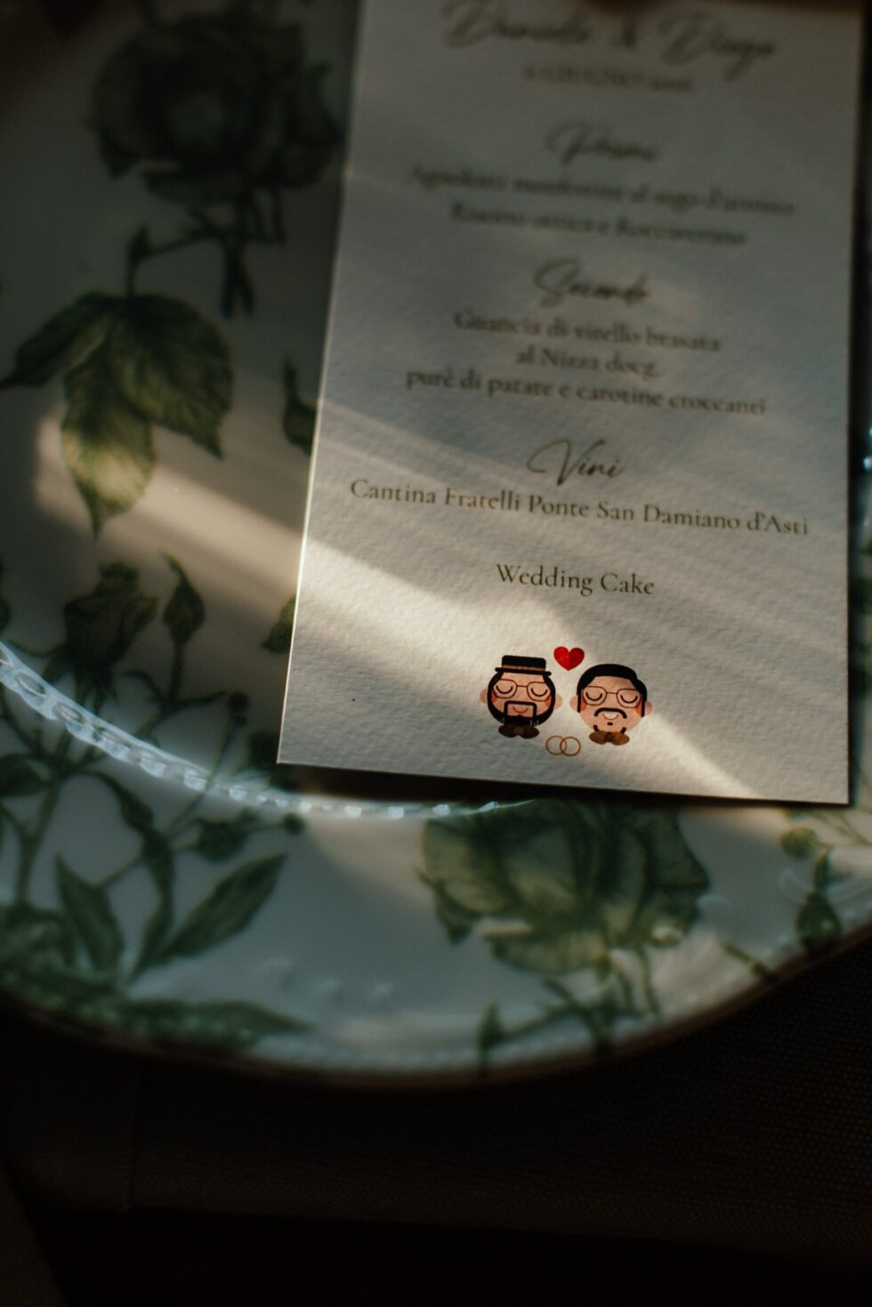 Un matrimonio gay a Borgo Roccanivo, nel cuore del Monferrato: dettagli raffinati, una cantina spettacolare e una festa indimenticabile. Fotografo Edoardo Giorio