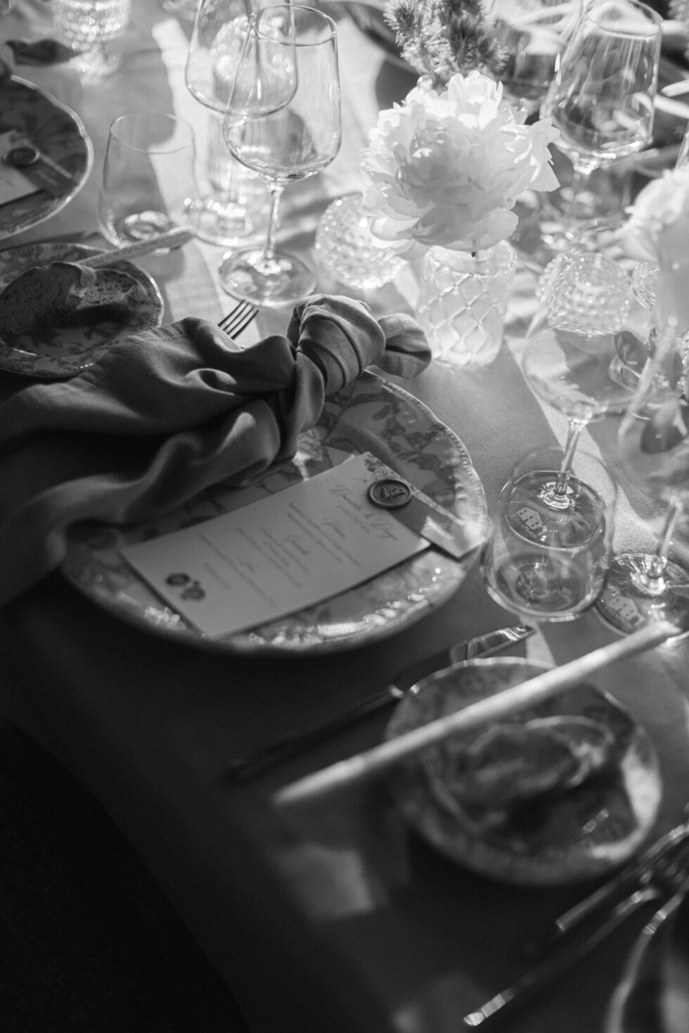 Un matrimonio gay a Borgo Roccanivo, nel cuore del Monferrato: dettagli raffinati, una cantina spettacolare e una festa indimenticabile. Fotografo Edoardo Giorio