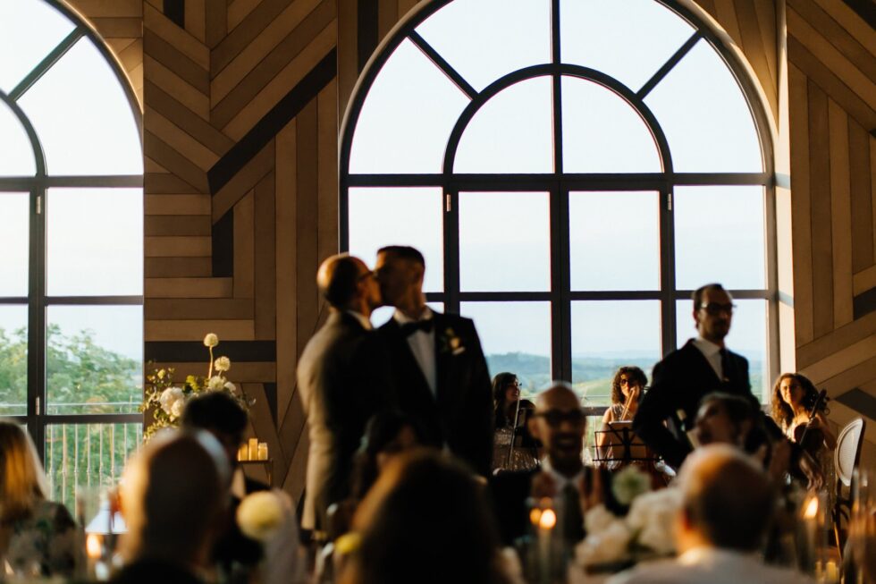 Un matrimonio gay a Borgo Roccanivo, nel cuore del Monferrato: dettagli raffinati, una cantina spettacolare e una festa indimenticabile. Fotografo Edoardo Giorio