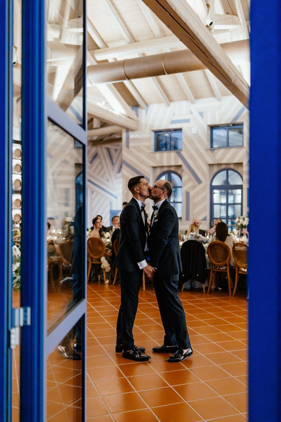 Un matrimonio gay a Borgo Roccanivo, nel cuore del Monferrato: dettagli raffinati, una cantina spettacolare e una festa indimenticabile. Fotografo Edoardo Giorio