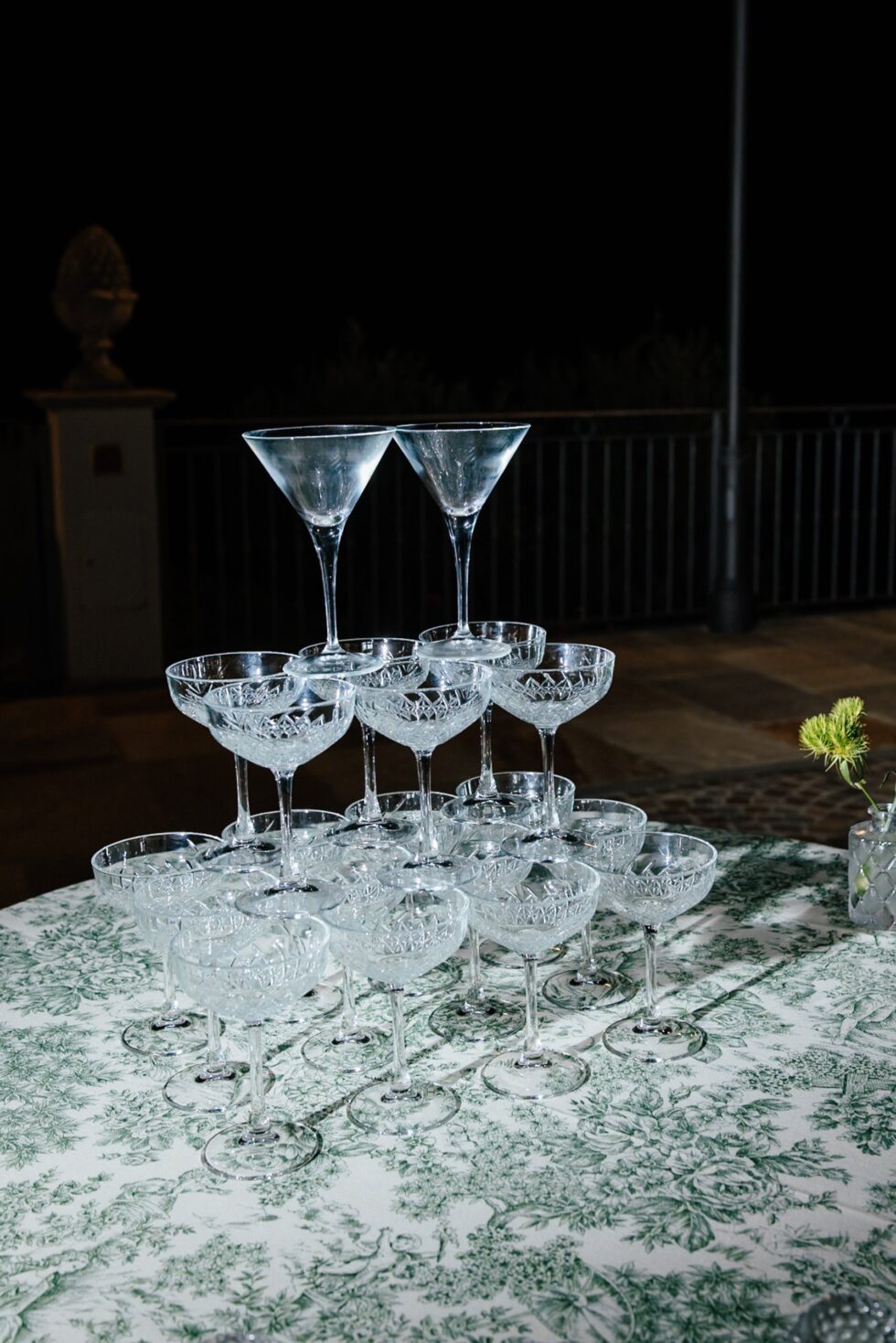 Un matrimonio gay a Borgo Roccanivo, nel cuore del Monferrato: dettagli raffinati, una cantina spettacolare e una festa indimenticabile. Fotografo Edoardo Giorio