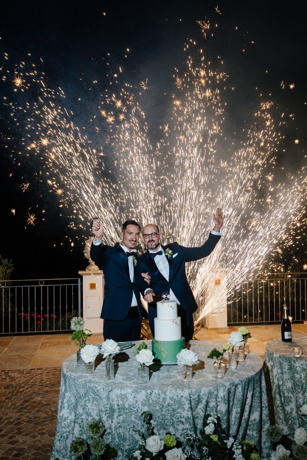 Un matrimonio gay a Borgo Roccanivo, nel cuore del Monferrato: dettagli raffinati, una cantina spettacolare e una festa indimenticabile. Fotografo Edoardo Giorio