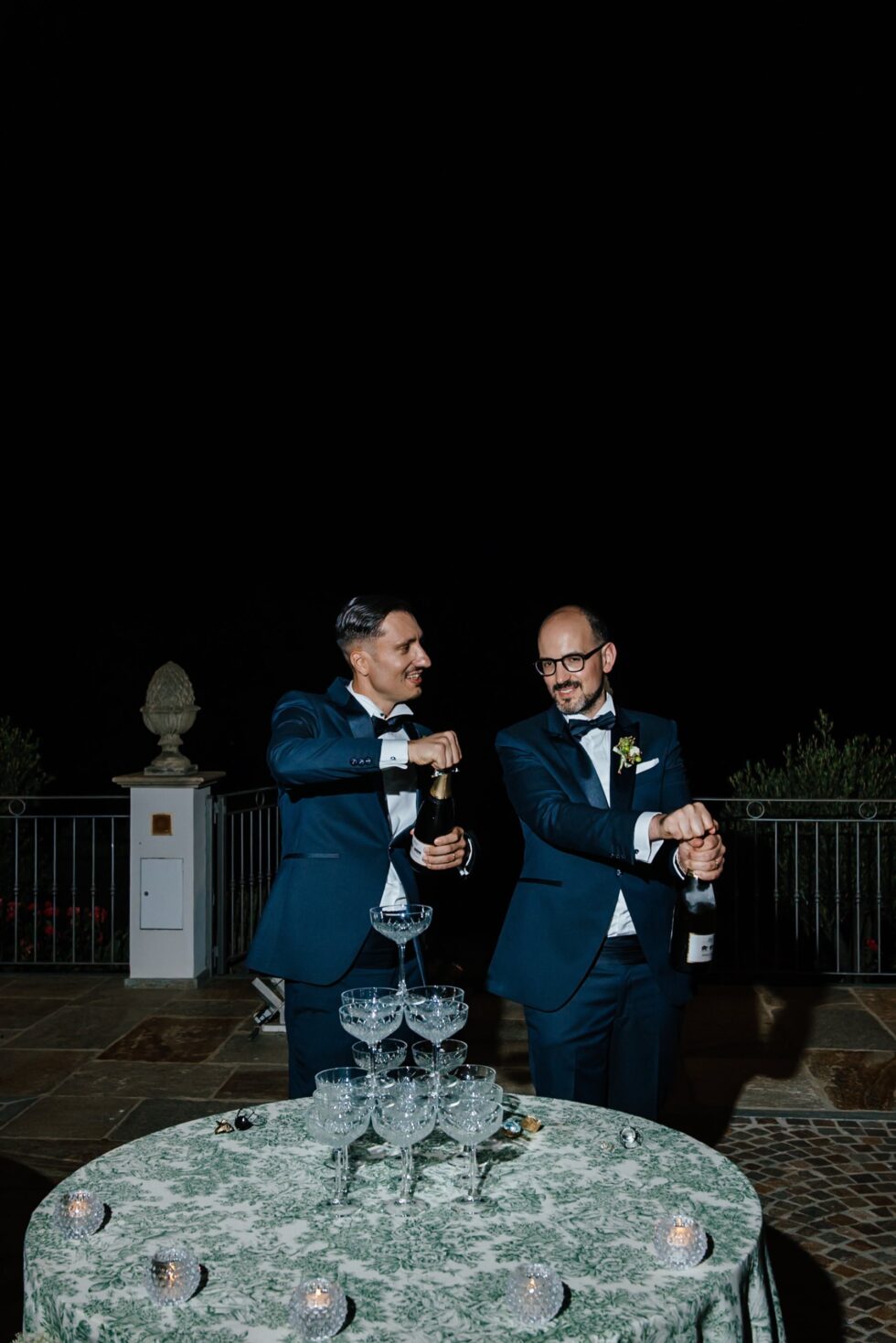 Un matrimonio gay a Borgo Roccanivo, nel cuore del Monferrato: dettagli raffinati, una cantina spettacolare e una festa indimenticabile. Fotografo Edoardo Giorio