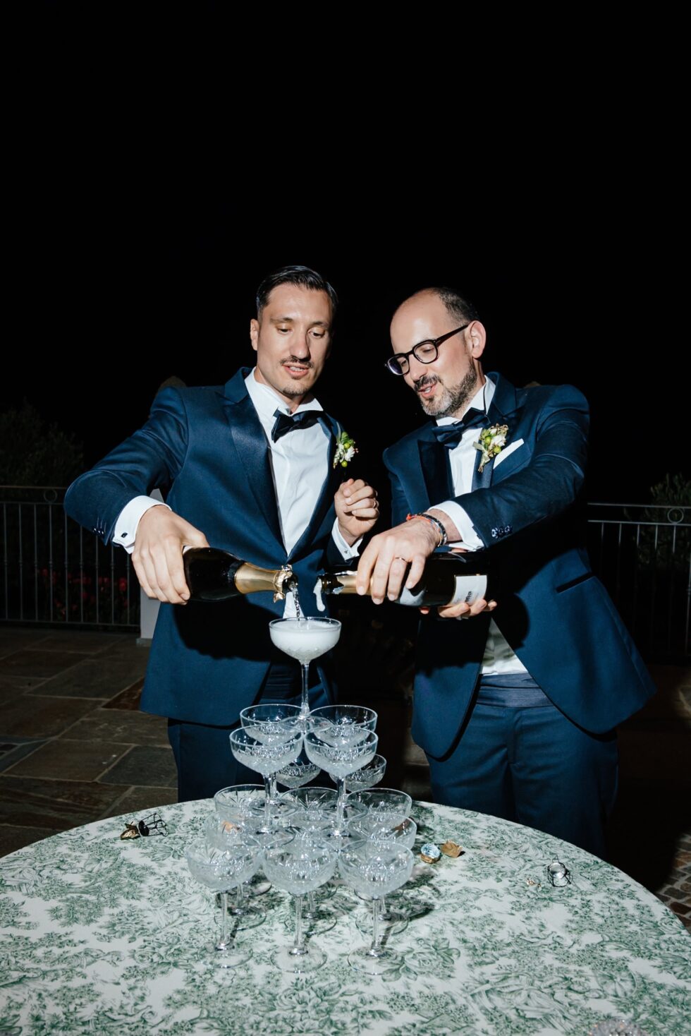 Un matrimonio gay a Borgo Roccanivo, nel cuore del Monferrato: dettagli raffinati, una cantina spettacolare e una festa indimenticabile. Fotografo Edoardo Giorio