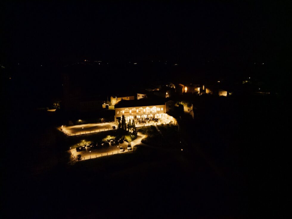 Un matrimonio gay a Borgo Roccanivo, nel cuore del Monferrato: dettagli raffinati, una cantina spettacolare e una festa indimenticabile. Fotografo Edoardo Giorio