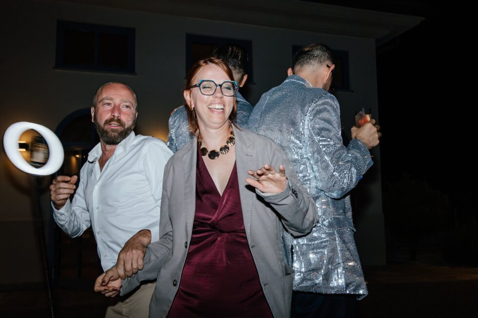 Un matrimonio gay a Borgo Roccanivo, nel cuore del Monferrato: dettagli raffinati, una cantina spettacolare e una festa indimenticabile. Fotografo Edoardo Giorio
