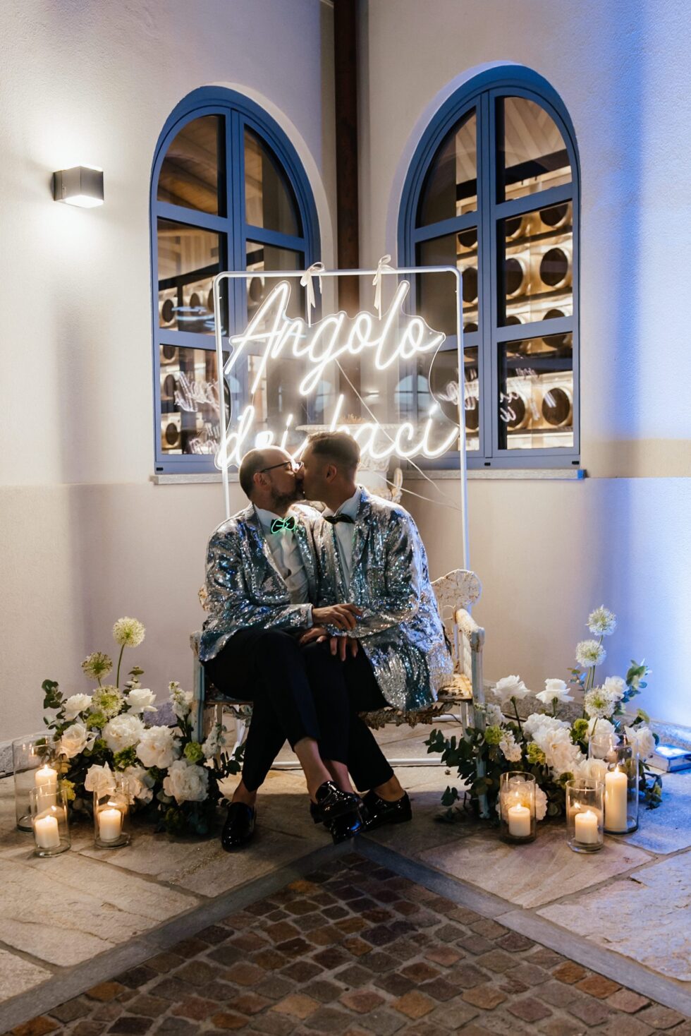 Un matrimonio gay a Borgo Roccanivo, nel cuore del Monferrato: dettagli raffinati, una cantina spettacolare e una festa indimenticabile. Fotografo Edoardo Giorio